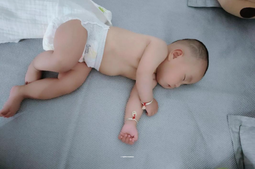 包生男孩正规公司宝宝呼吸道感染发烧